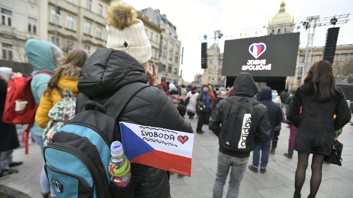 Na Václavském náměstí protestovali lidé proti pandemickému zákonu